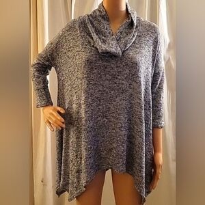 Women's Top Size Large. Double line